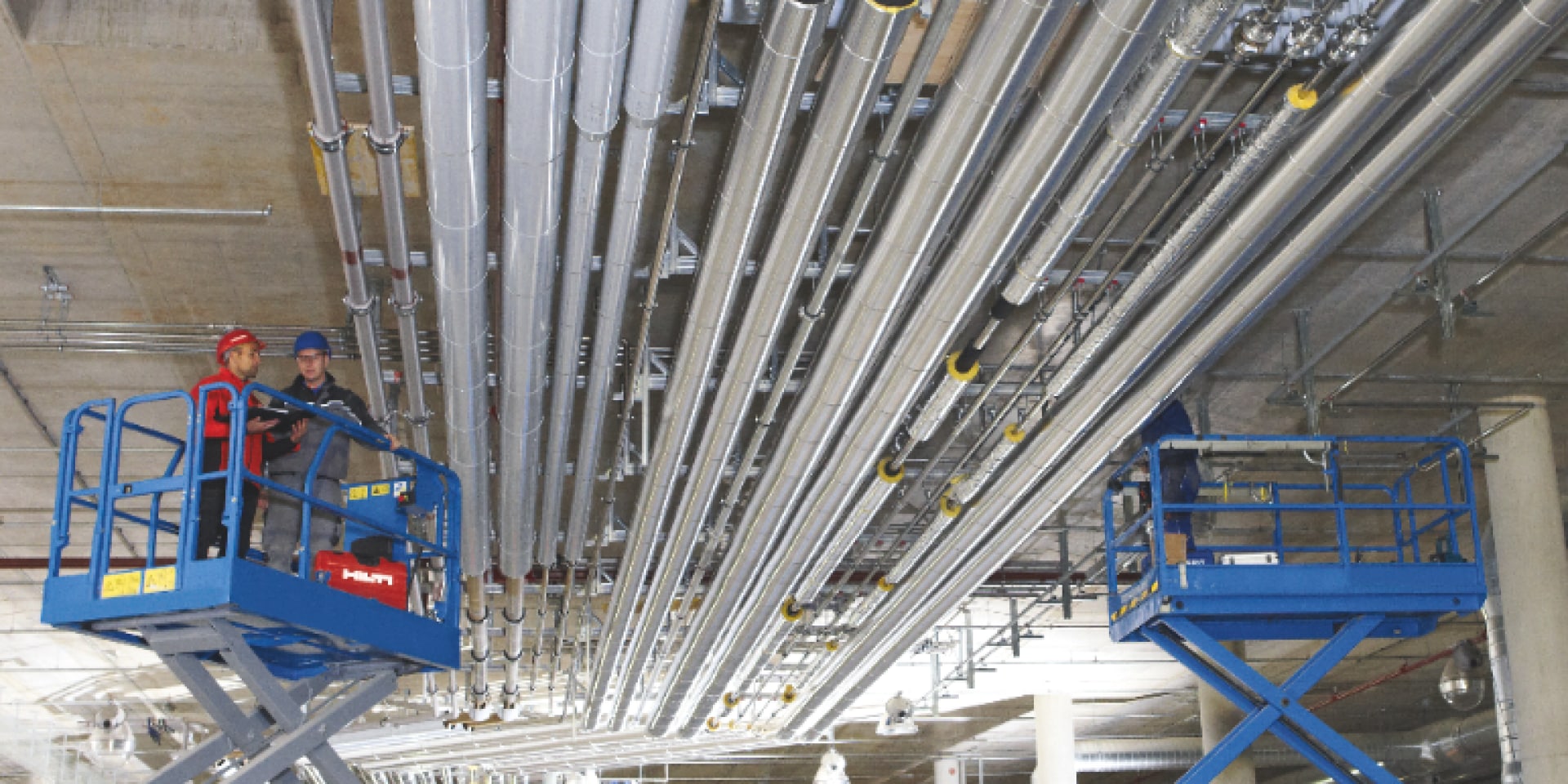受惠於在施工中的BIM技術整合，機械、電氣和管道系統安裝在同一個支柱梯形結構中