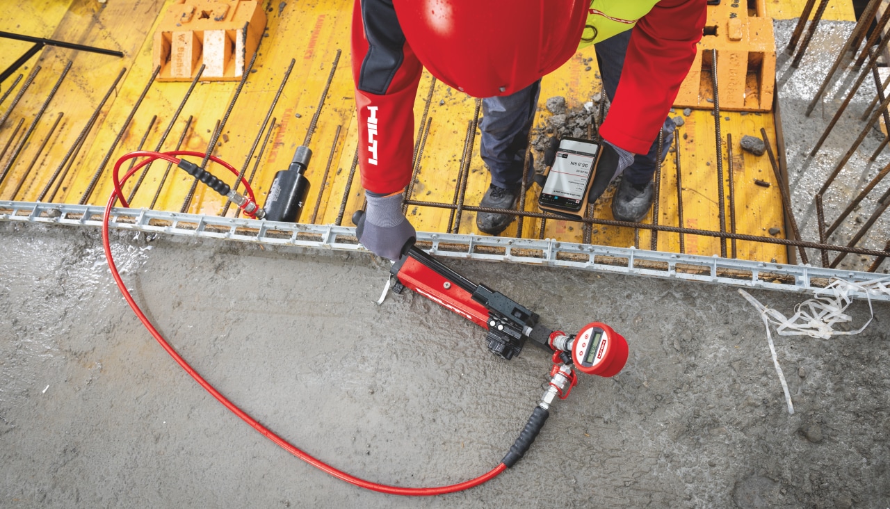 使用数字化 HAT 180 锚固测试仪进行现场钢筋测试