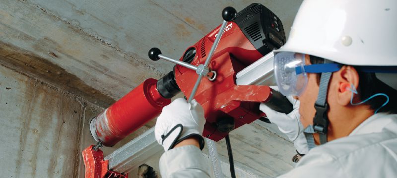 HKD-D 齐平式锚栓 手动安装敲击式锚固，用于将土芯钻取机器和墙锯紧固至混凝土（碳钢） 产品应用 1