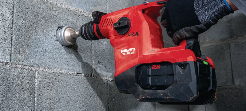 TE 30-22 充电式电锤 强劲的充电式 SDS Plus (TE-C) 电锤搭载主动减振和主动扭矩控制，适用于混凝土钻孔和凿铲（Nuron 电池平台） 产品应用 1