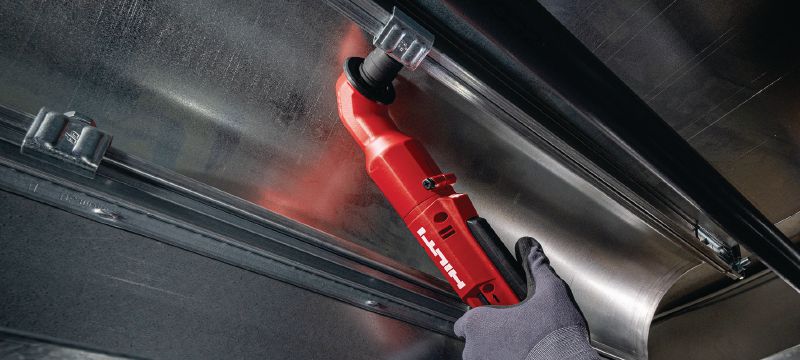 SIW 4R-22 3/8”直角冲击扳手 紧凑的充电式直角冲击扳手，可进入难以到达的空间 产品应用 1
