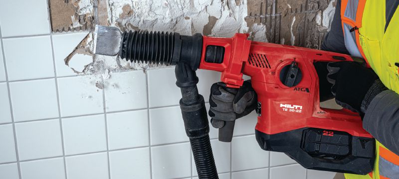 TE 30-22 充电式电锤 强劲的充电式 SDS Plus (TE-C) 电锤搭载主动减振和主动扭矩控制，适用于混凝土钻孔和凿铲（Nuron 电池平台） 产品应用 1